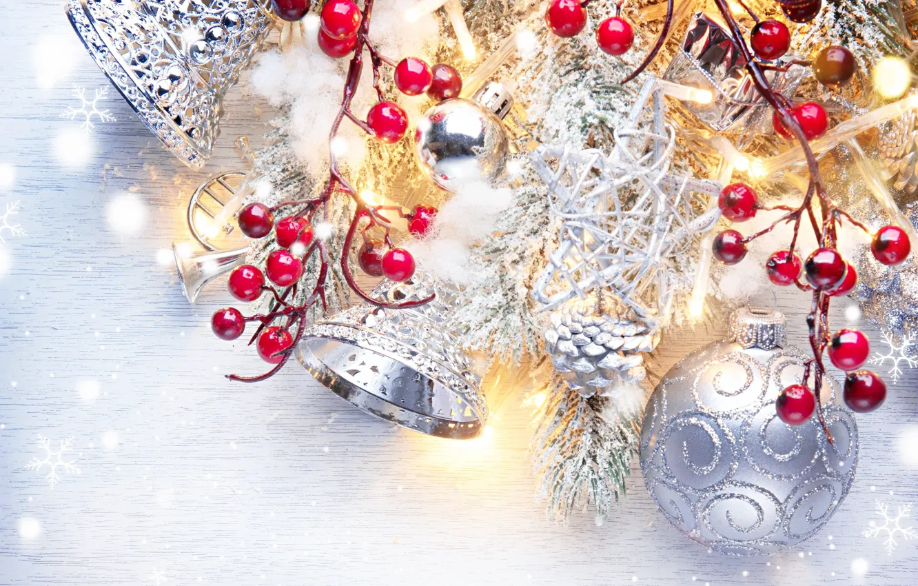 Фото обои ягоды, праздник, шары, игрушка, новый год, бусы, колокольчики, ветки ели