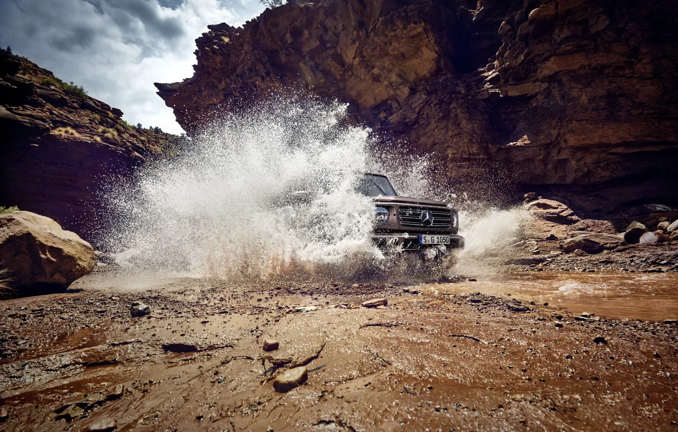 Фото обои вода, брызги, камни, скалы, Mercedes-Benz, скорость, грязь, ущелье