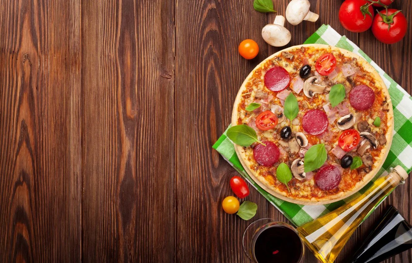 Фото обои стол, дерево, вино, грибы, пицца, помидоры, оливки, колбаса