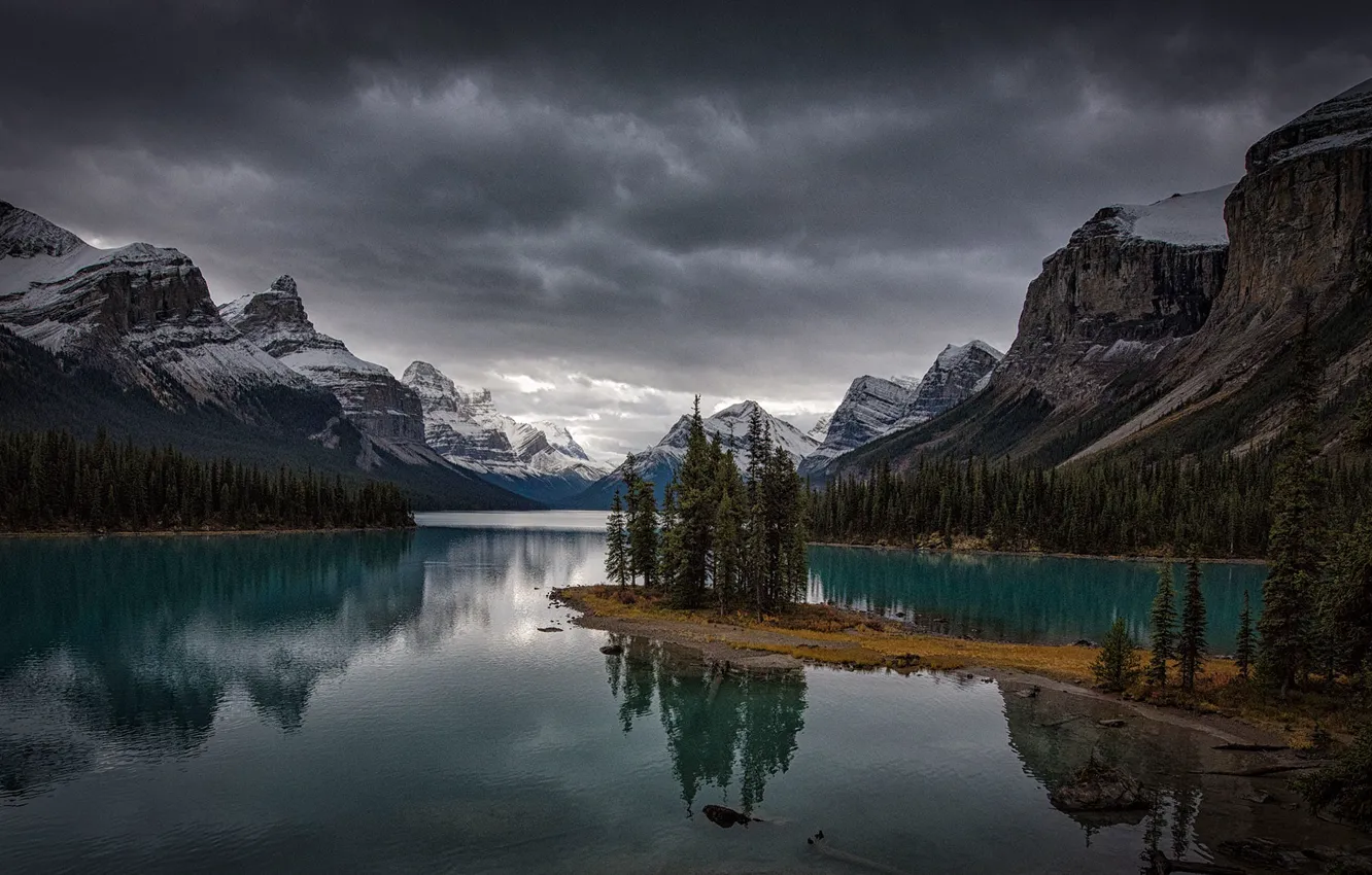 Фото обои небо, деревья, горы, тучи, природа, скалы, Канада, Альберта