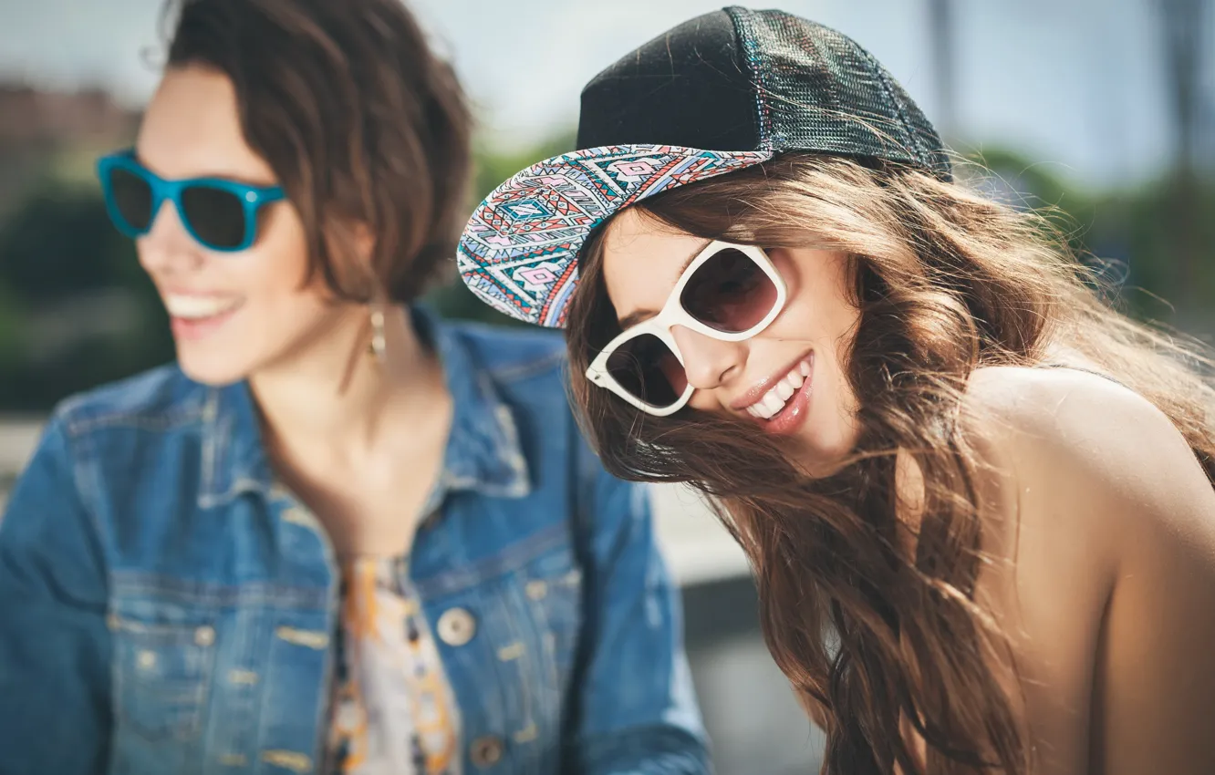 Фото обои девушки, смех, очки, кепка