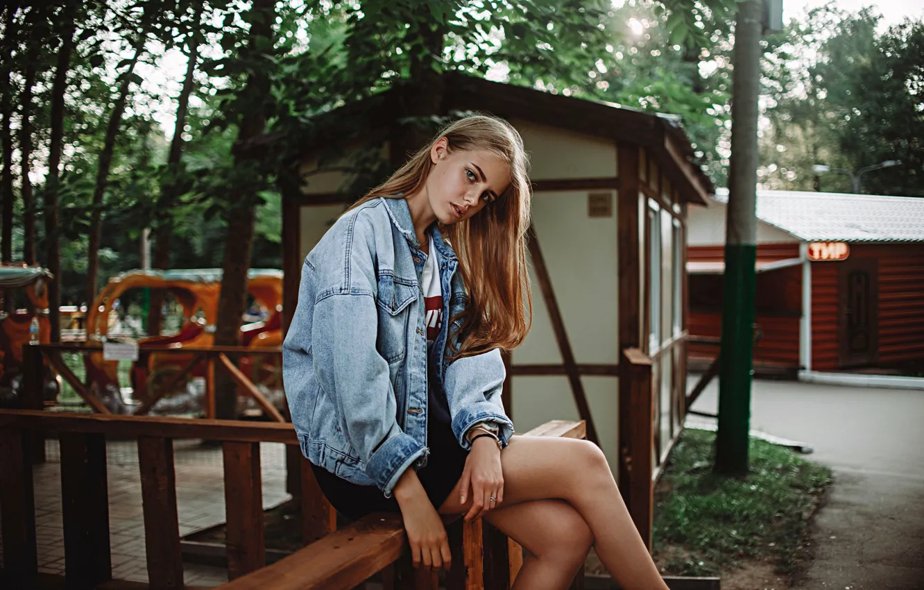 Фото обои взгляд, волосы, Девушка, футболка, ножки, сидит, джинсовка, Саша Руских