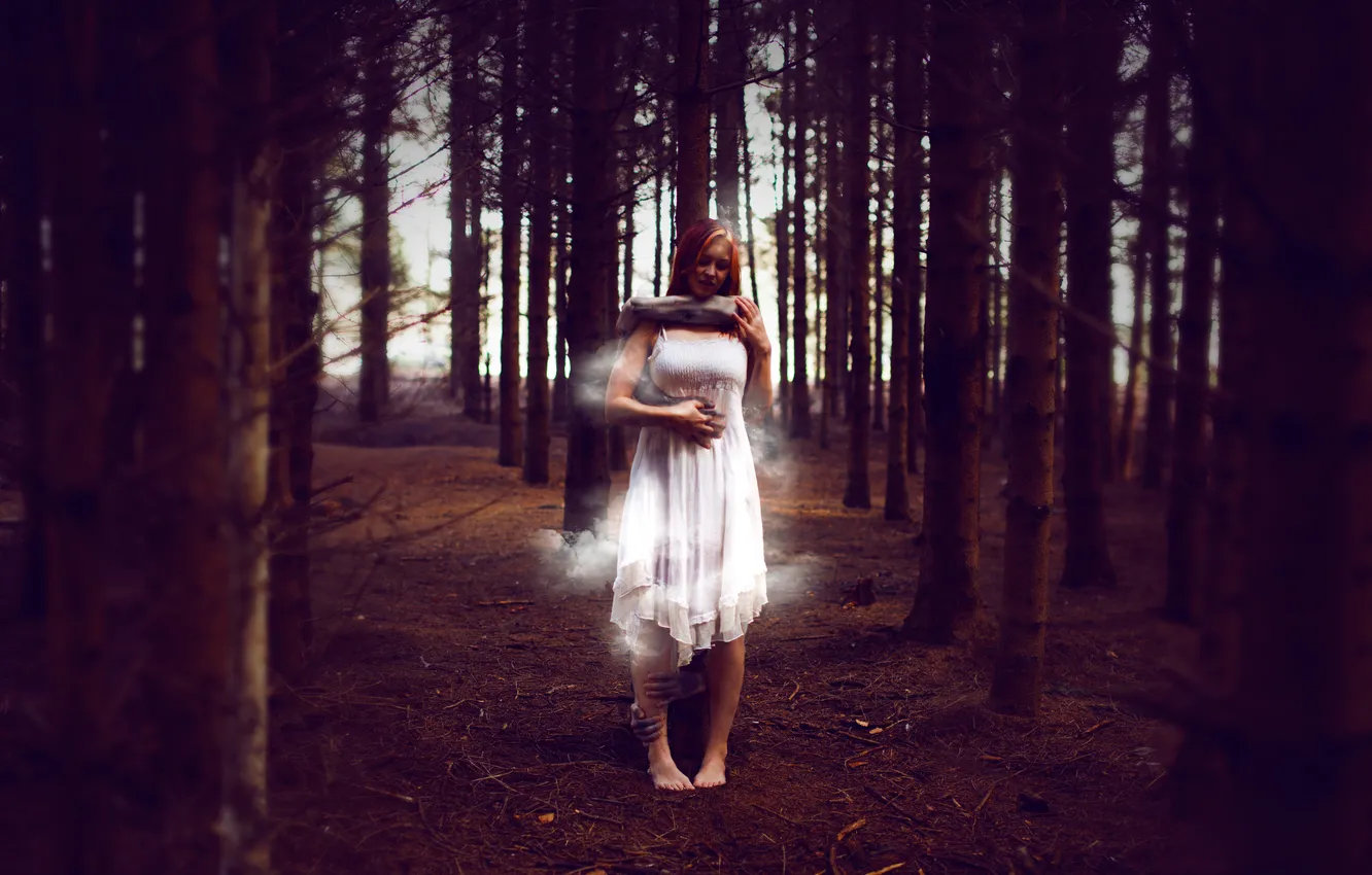 Фото обои лес, девушка, дым, руки, полумрак