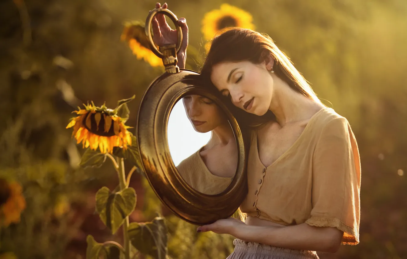 Фото обои лето, девушка, подсолнухи, зеркало