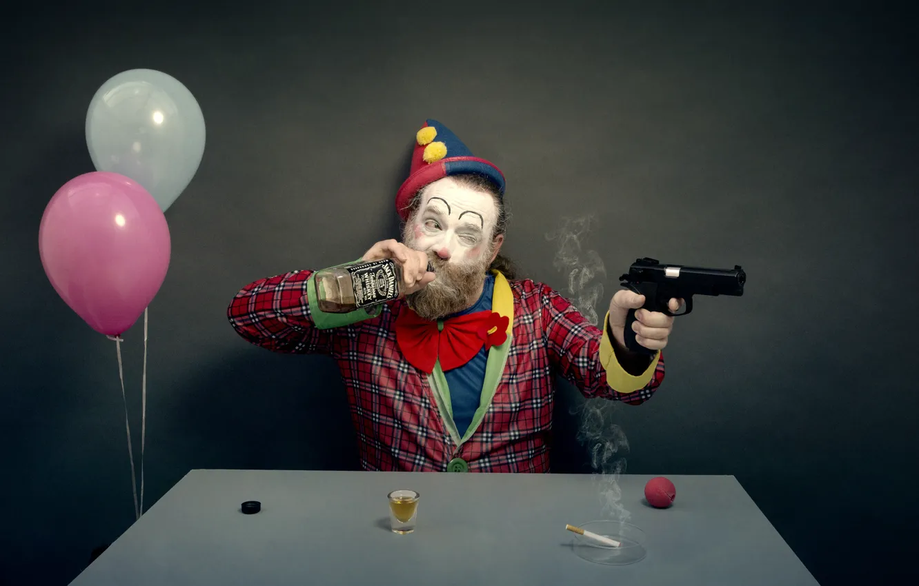 Фото обои пистолет, шары, бутылка, клоун