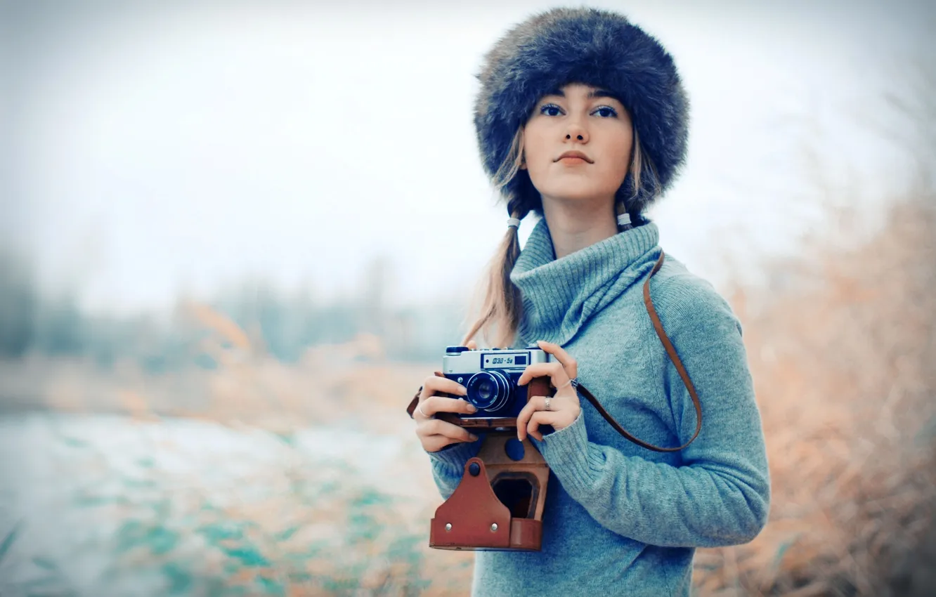 Фото обои девушка, шапка, фотоаппарат, блондинка