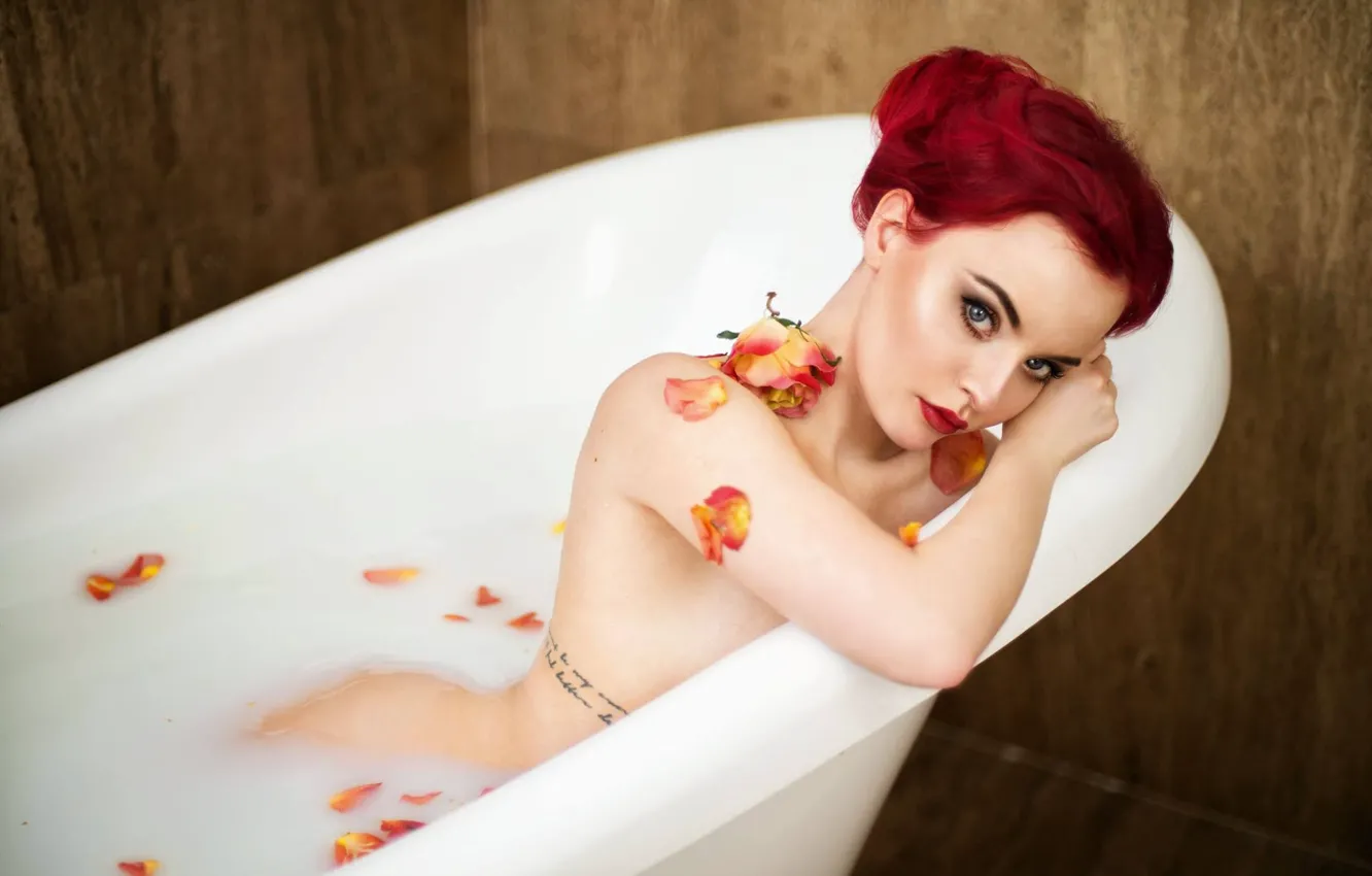 Фото обои взгляд, девушка, макияж, тату, ванна, Eva Sen