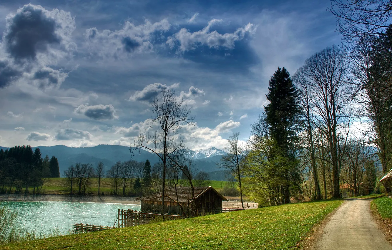 Фото обои дорога, небо, облака, деревья, горы, озеро, дом, пруд