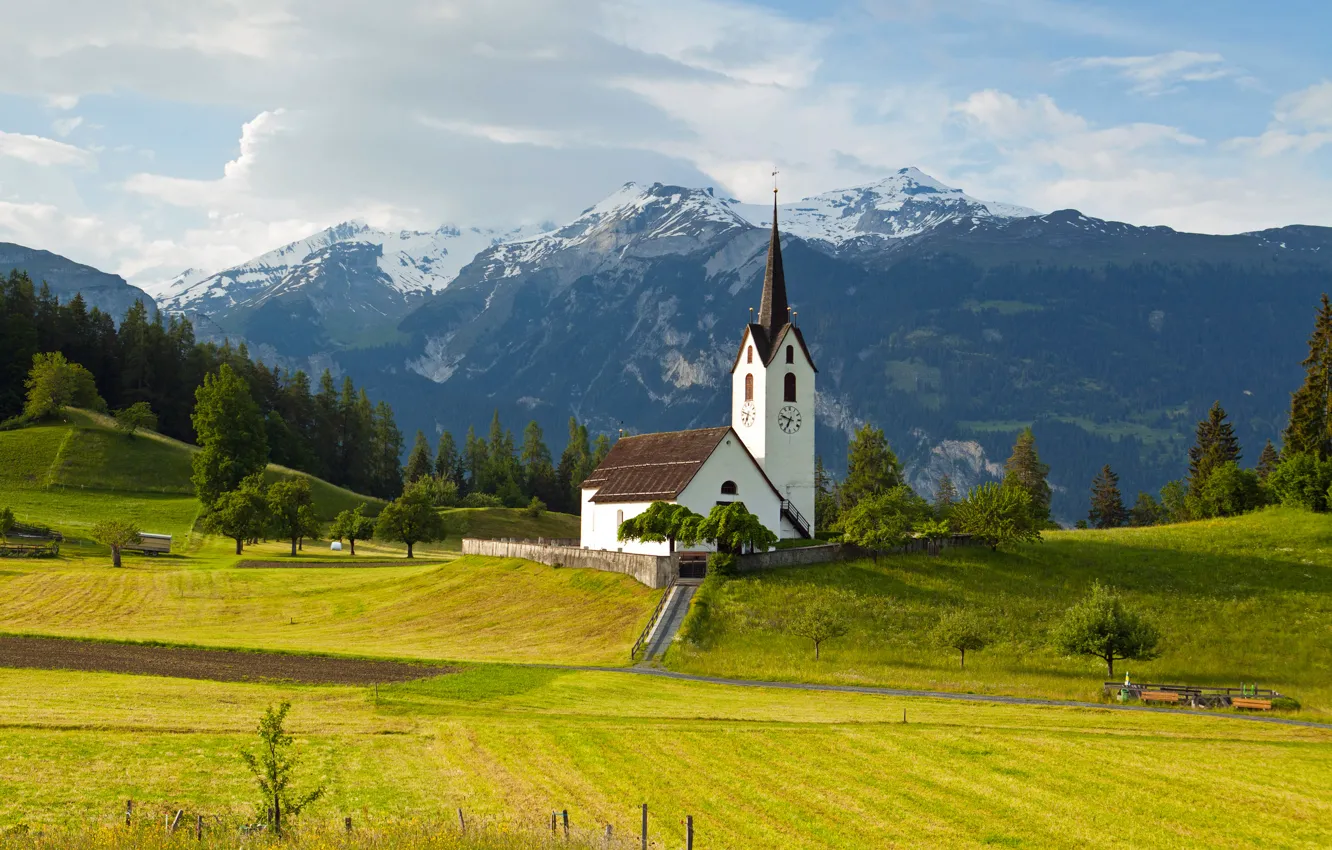 Фото обои поле, деревья, горы, Швейцария, Альпы, церковь, Versam Graubünden