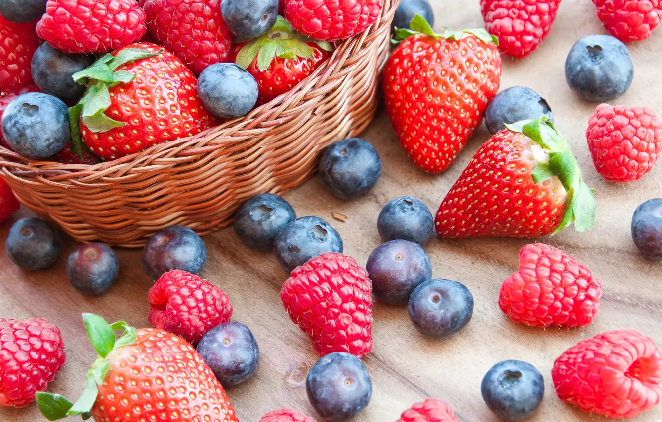 Фото обои ягоды, малина, черника, клубника, корзинка, fresh, strawberry, blueberry