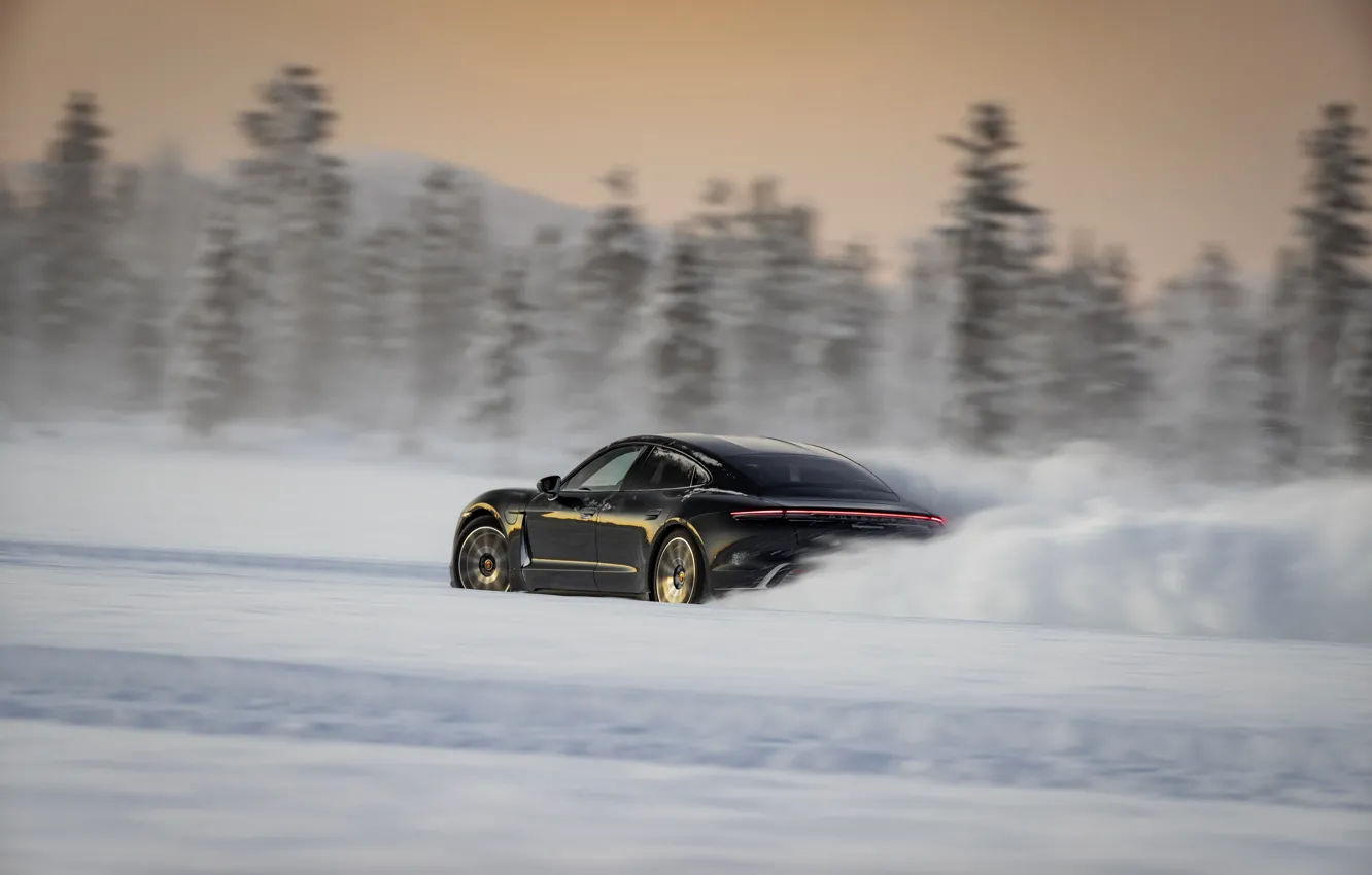 Фото обои зима, снег, чёрный, Porsche, трек, 2020, Taycan, Taycan 4S