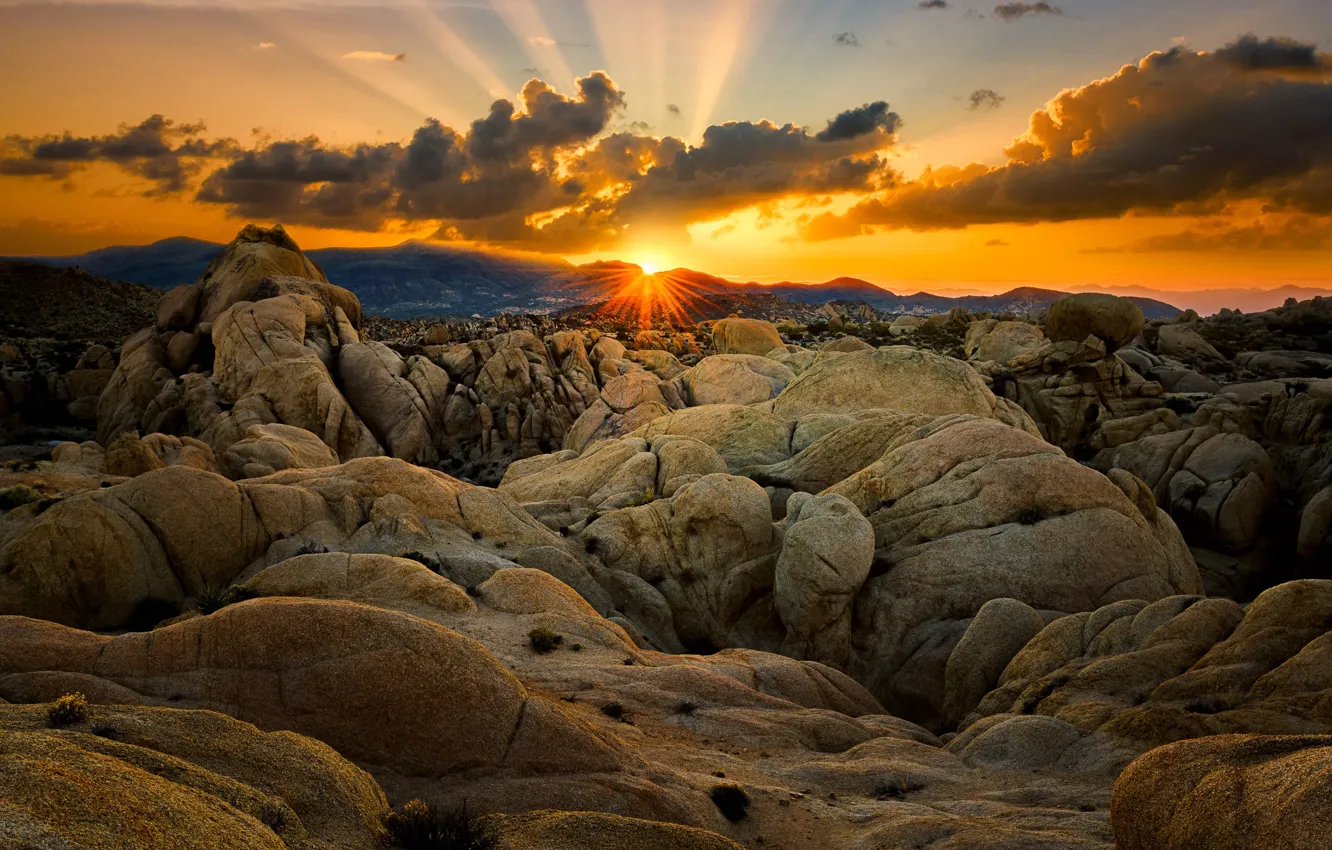 Фото обои солнце, облака, закат, горы, камни, скалы, США, рельеф