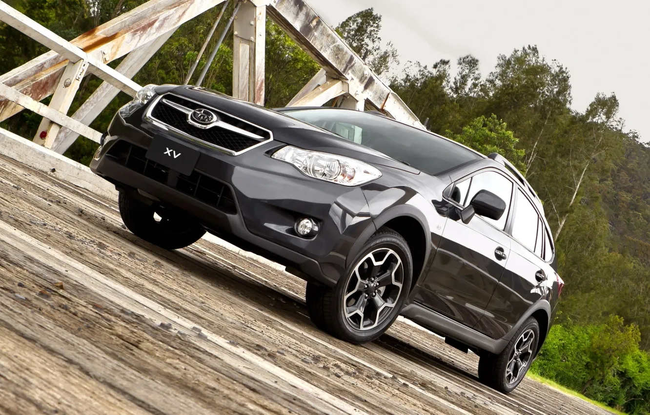 Фото обои деревья, мост, черный, Subaru, джип, передок, субару, кроссовер