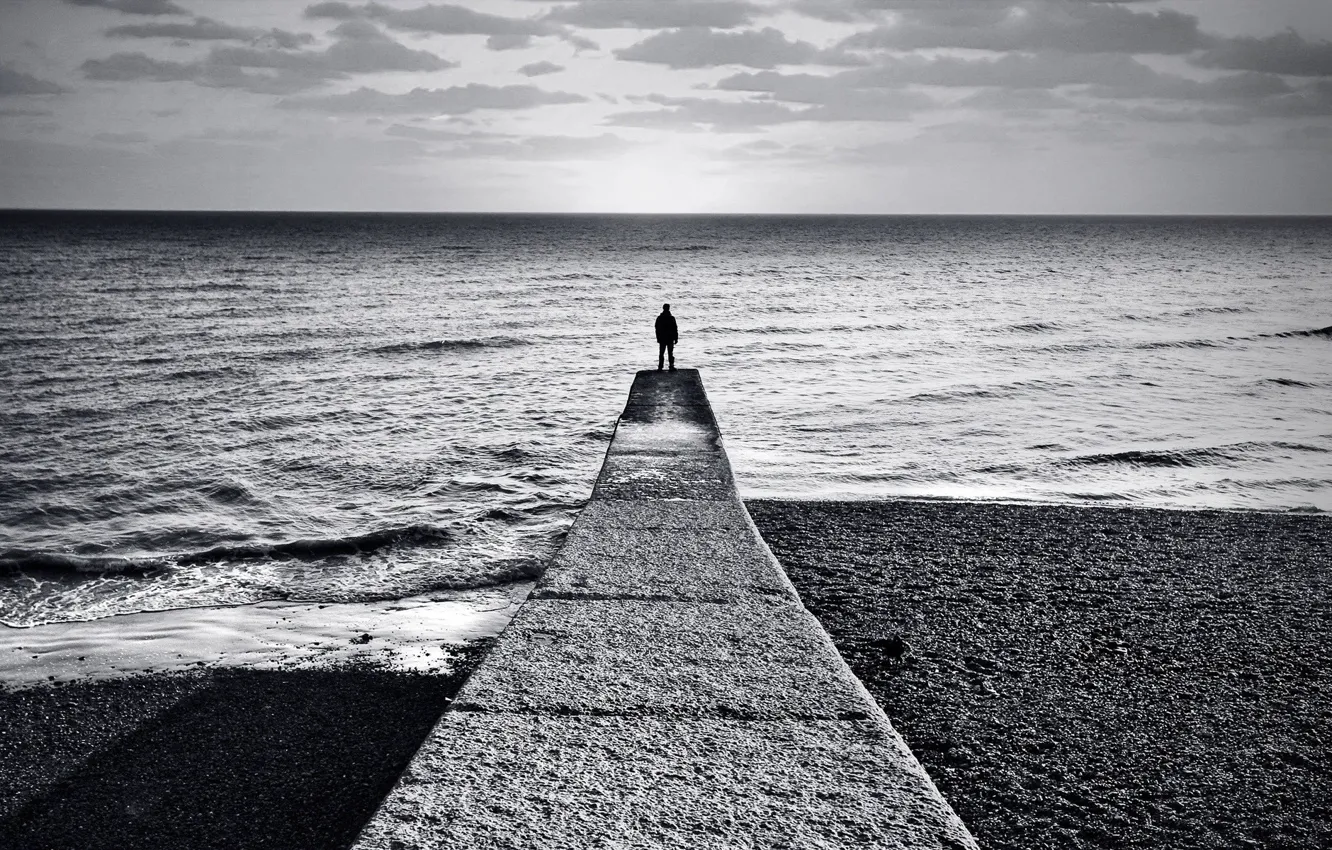 Фото обои море, берег, человек, черно-белая, причал, горизонт