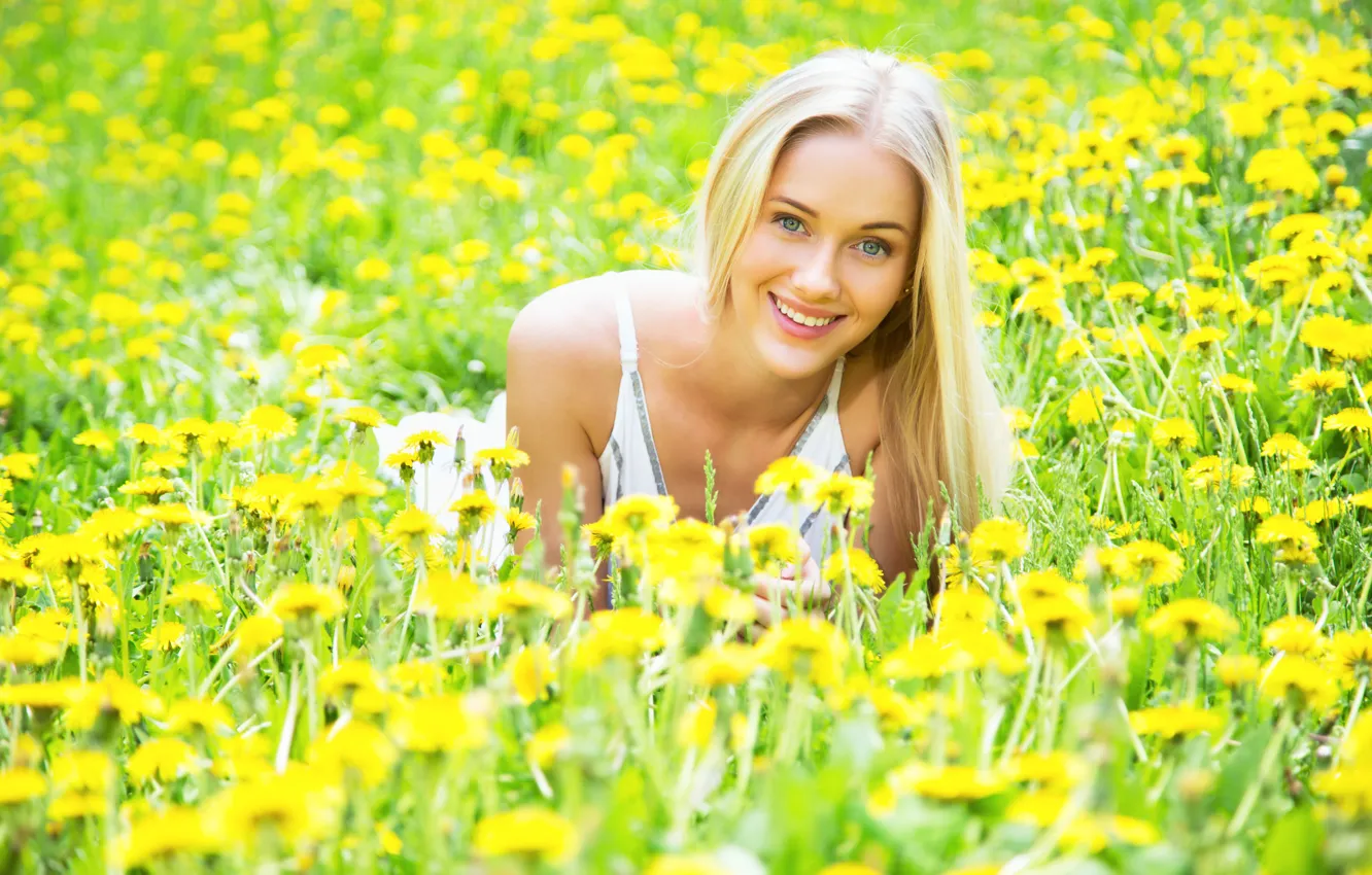 Фото обои трава, девушка, цветы, блондинка, одуванчики, сероглазая