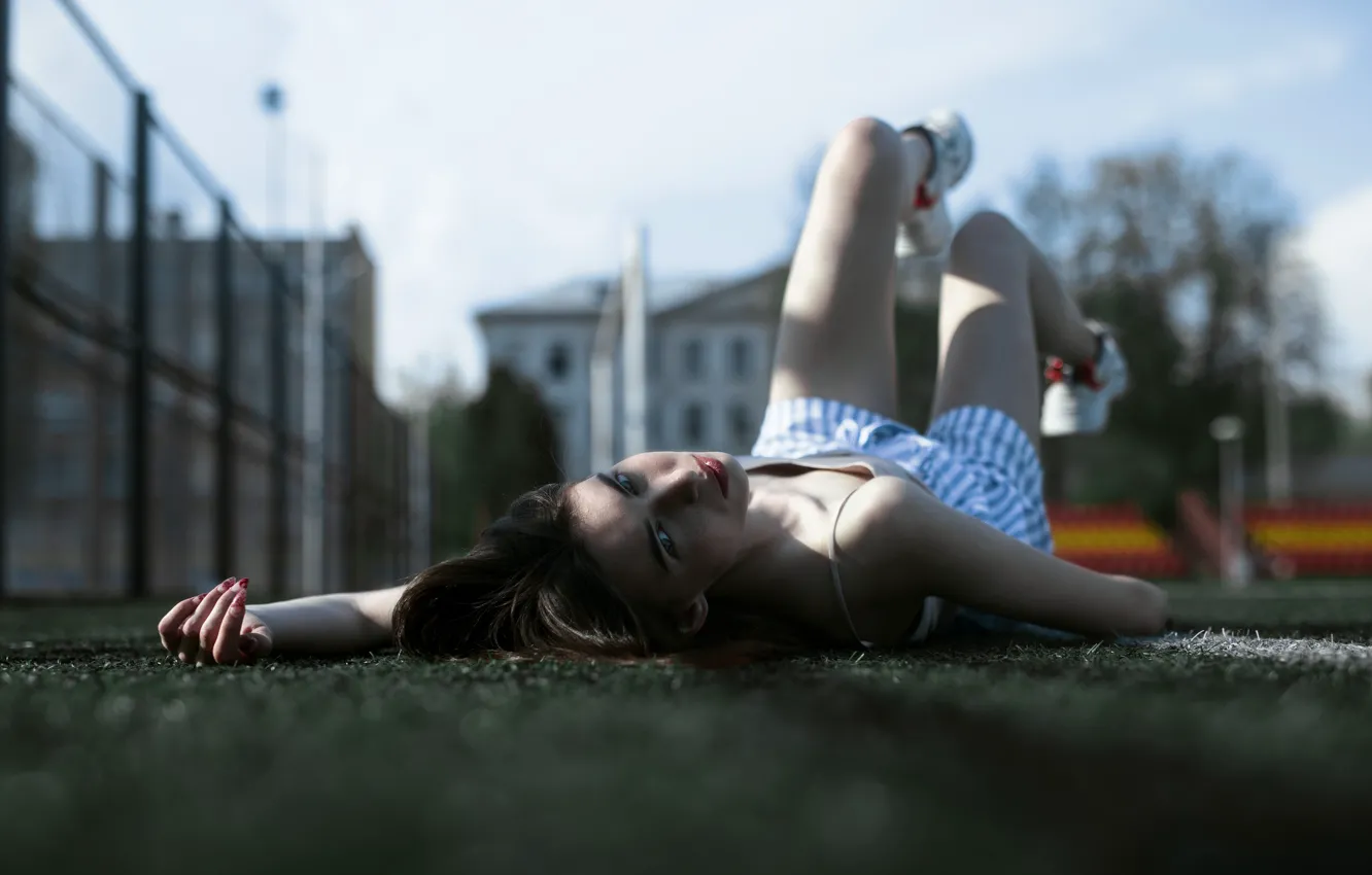 Фото обои девушка, лежит, веснушки, на земле, Velvet Morris, Настя Харкевич