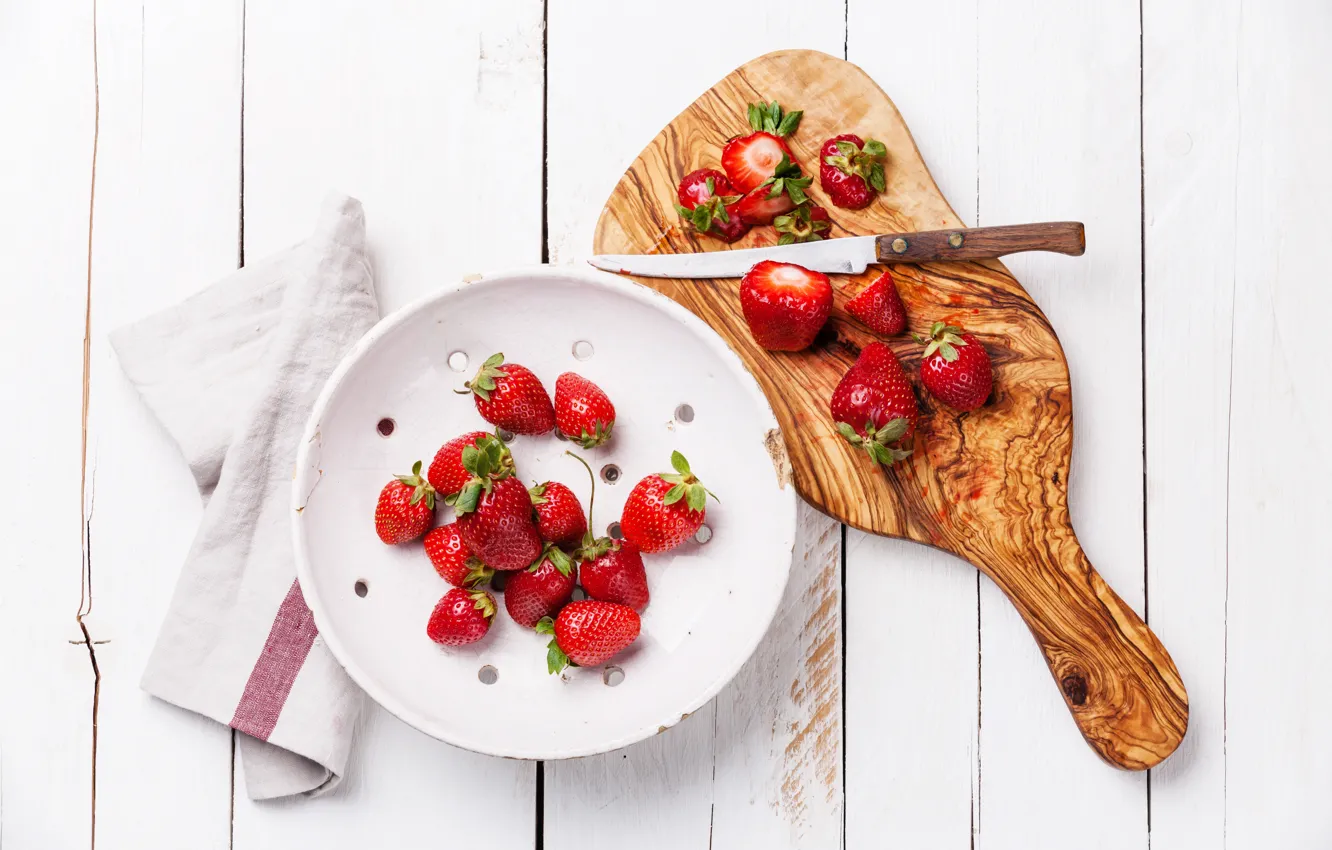 Фото обои ягоды, клубника, тарелка, нож, разделочная доска