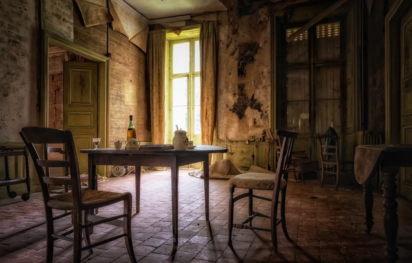 Фото обои свет, старина, дом, стол, комната, вино, обои, стены