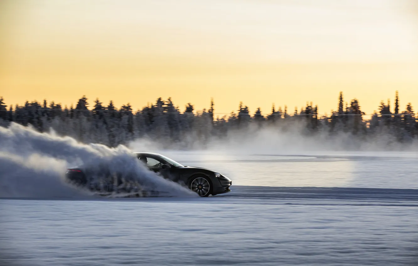 Фото обои снег, движение, чёрный, равнина, Porsche, трек, 2020, Taycan