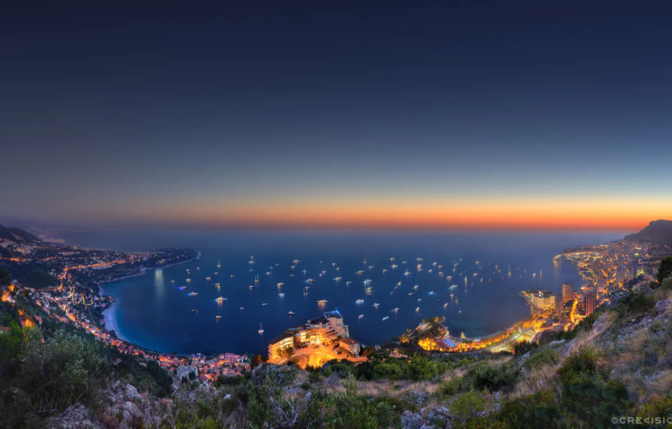 Фото обои море, город, огни, гора, вечер, возвышенность, Vista Palace over Monaco