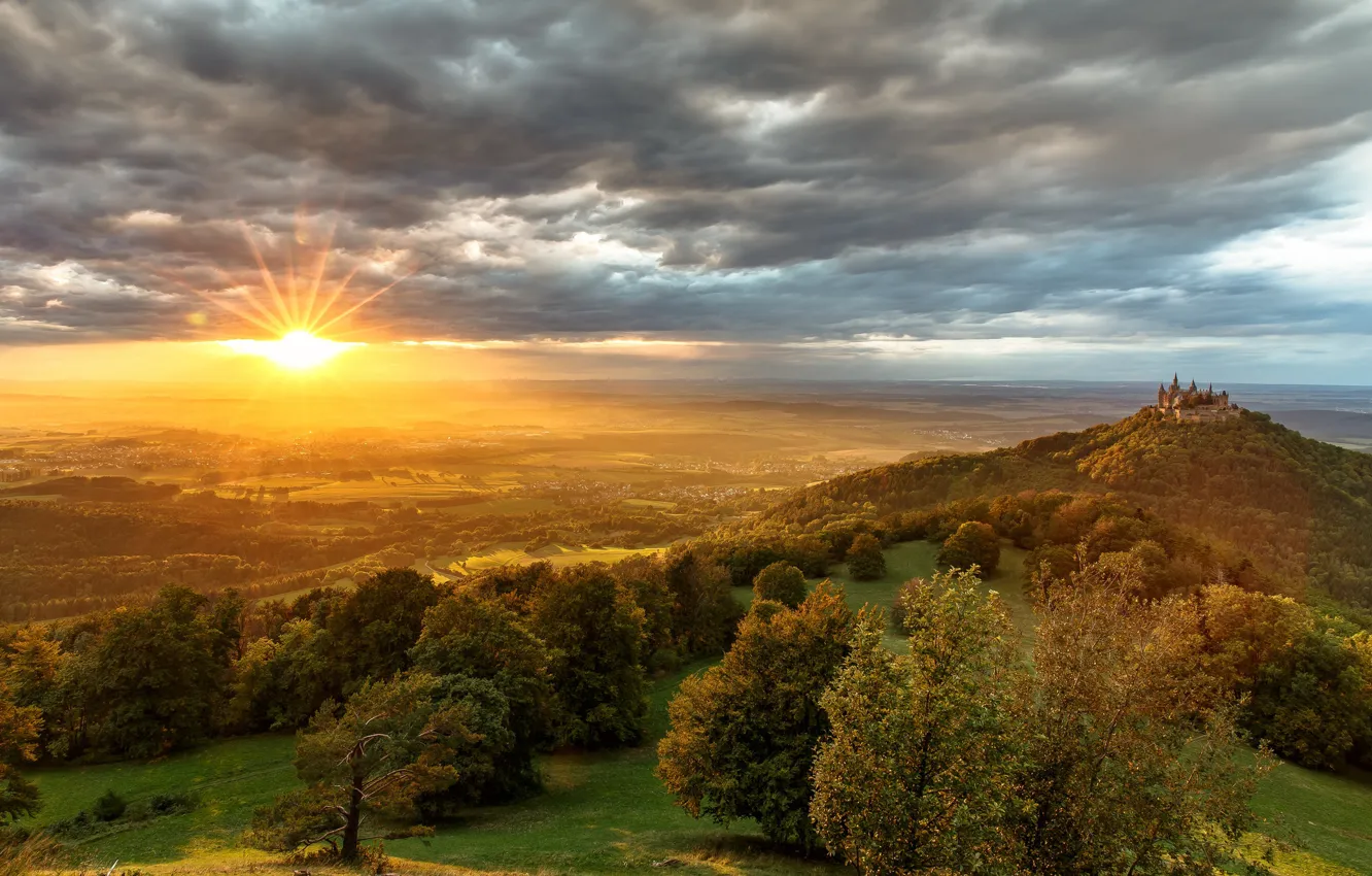 Фото обои осень, лес, небо, солнце, облака, лучи, свет, деревья