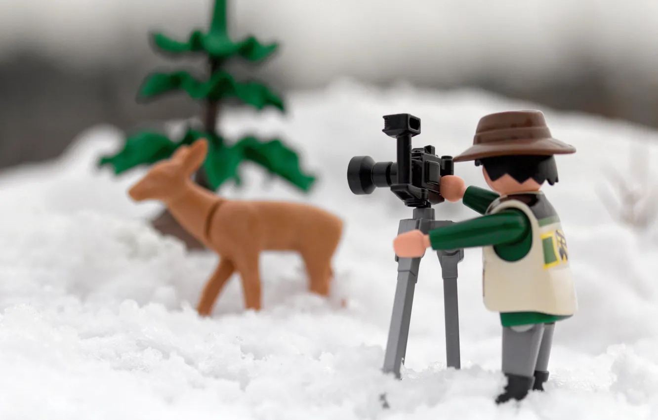 Фото обои макро, снег, игрушка, ель, олень, фотограф, фигурки, боке