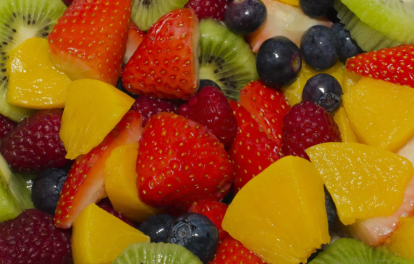 Фото обои ягоды, малина, киви, клубника, фрукты, персики, голубика, фруктовый салат