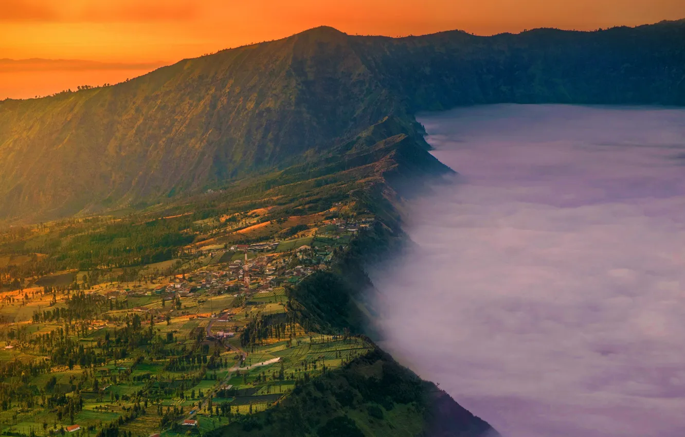 Фото обои туман, дома, деревня, Индонезия, зарево, гора Бромо, остров Ява, Cemoro Lawang