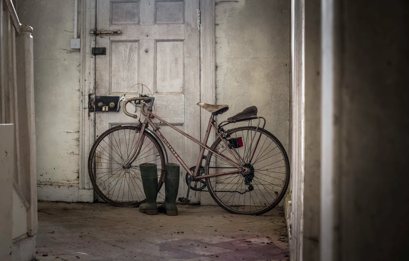 Фото обои велосипед, дом, сапоги