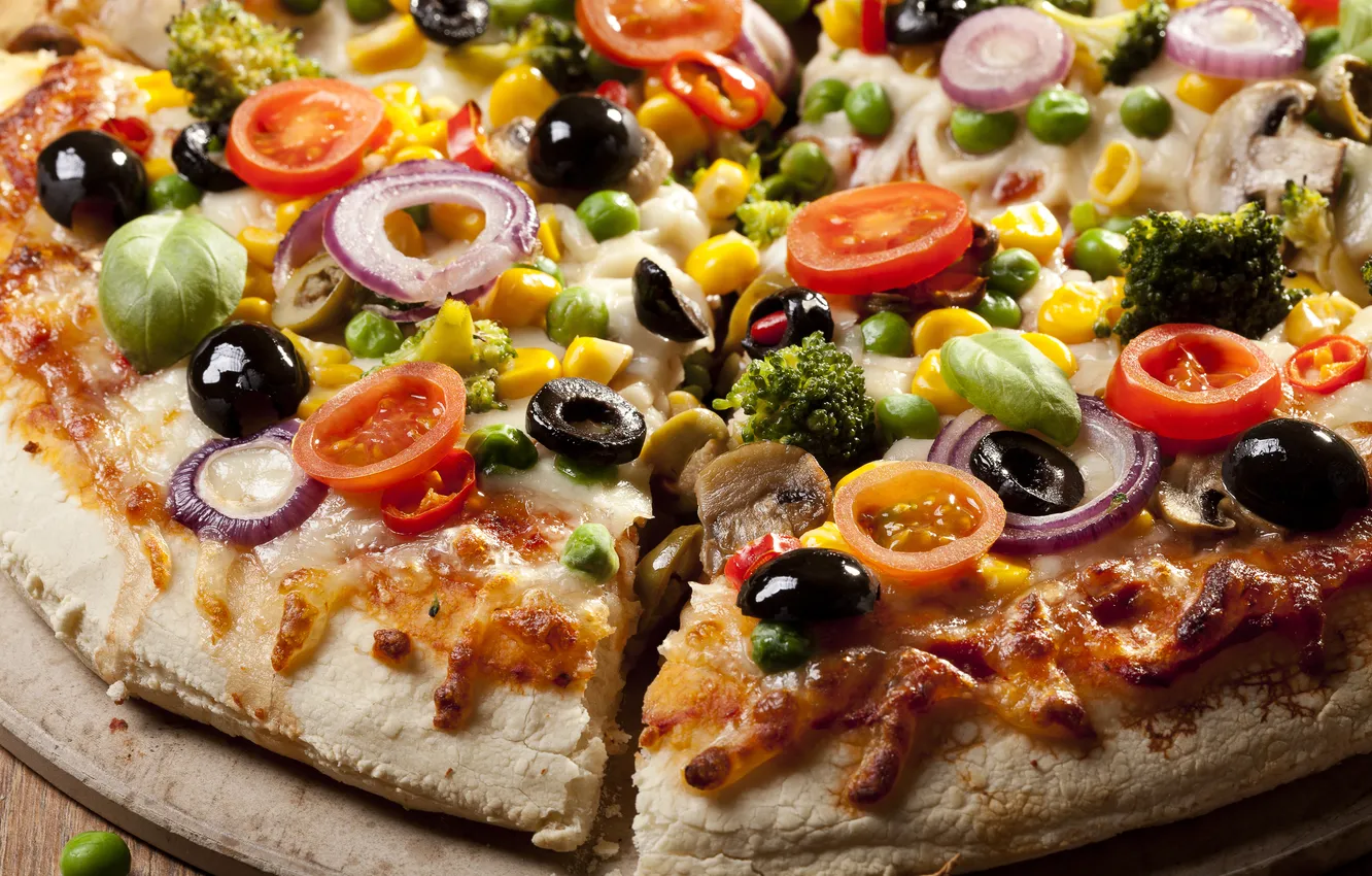 Фото обои грибы, перец, пицца, помидоры, оливки, колбаса, начинка, брокколи