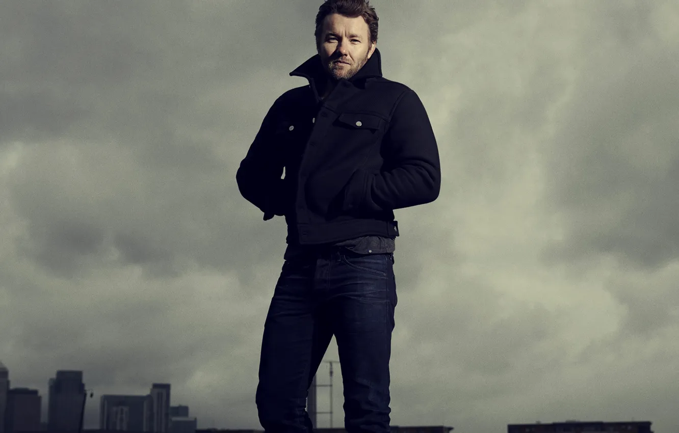 Фото обои тучи, джинсы, вечер, куртка, актер, Joel Edgerton, Джоэл Эдгертон, Mens Health