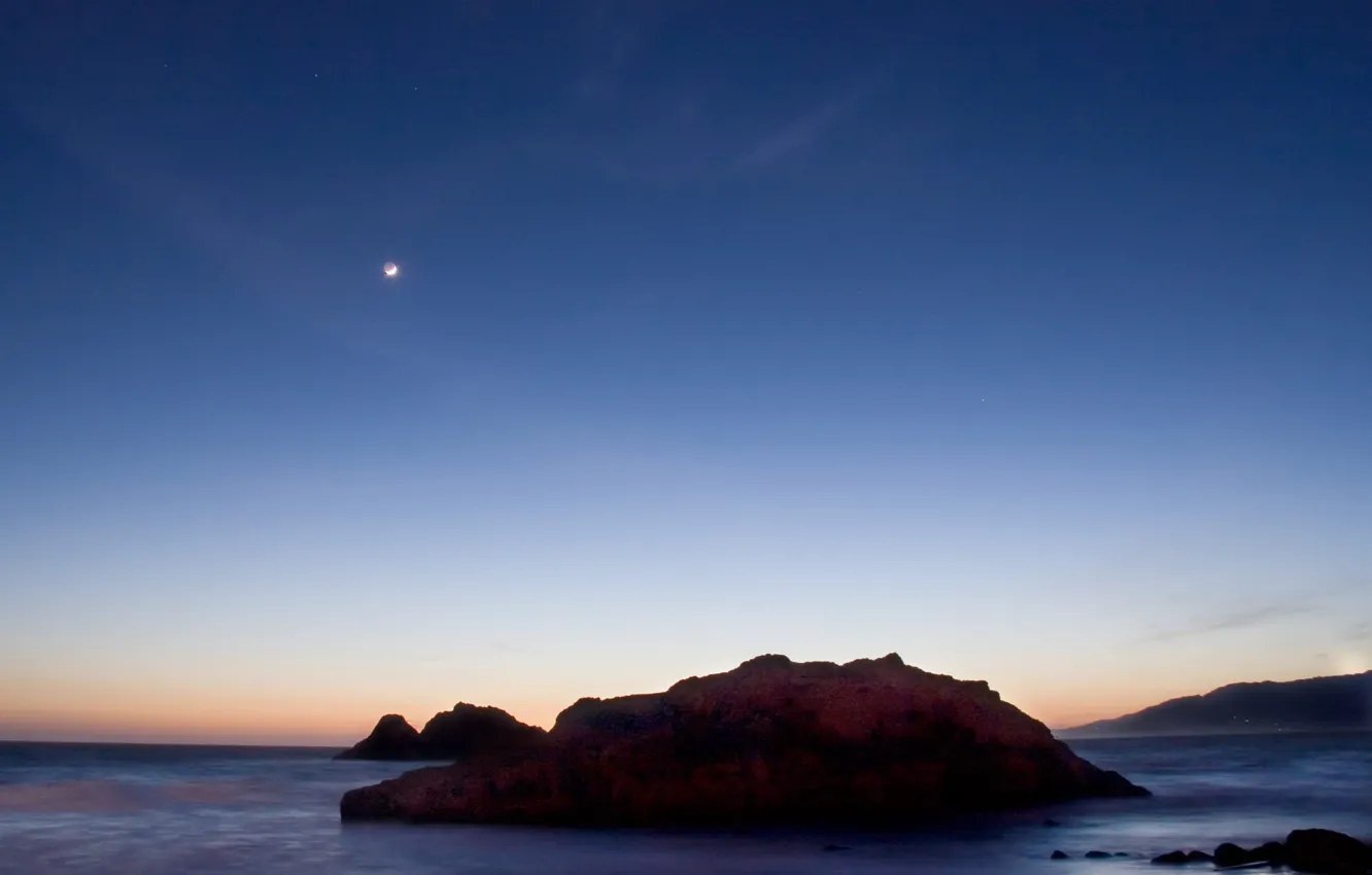 Фото обои море, закат, скала, Луна