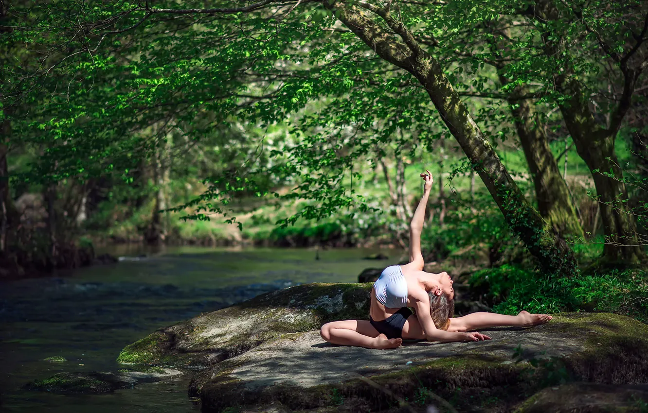 Фото обои природа, река, гимнастка, Marie-Lou Lagrange, грация.камень