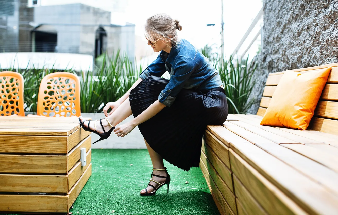 Фото обои girl, sunshine, hair, shoes, glasses, plants, terrace, jacket