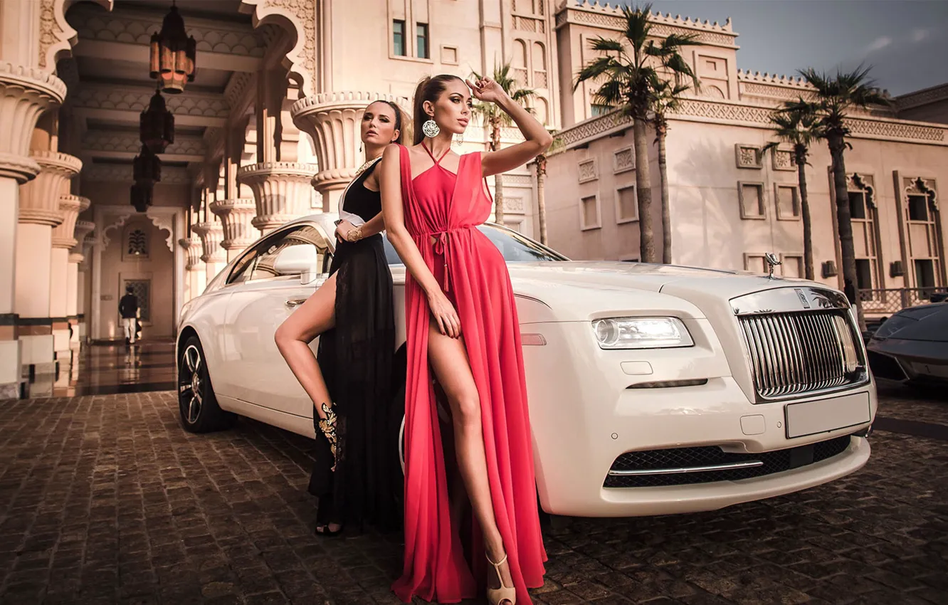 Фото обои взгляд, Девушки, Rolls-Royce, белый авто, Красивые девушки, позируют над машиной