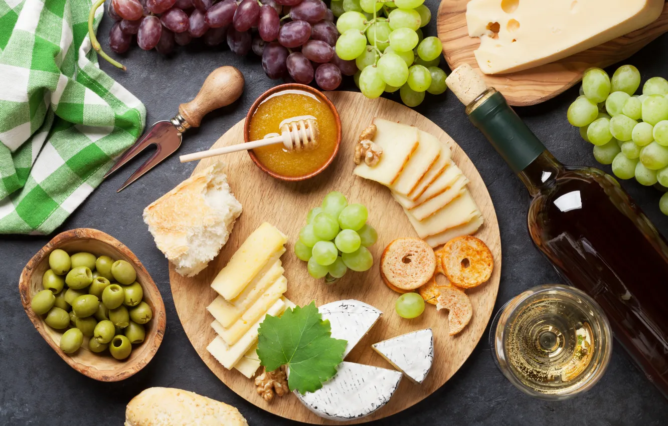 Фото обои вино, яблоко, сыр, мед, виноград, доска