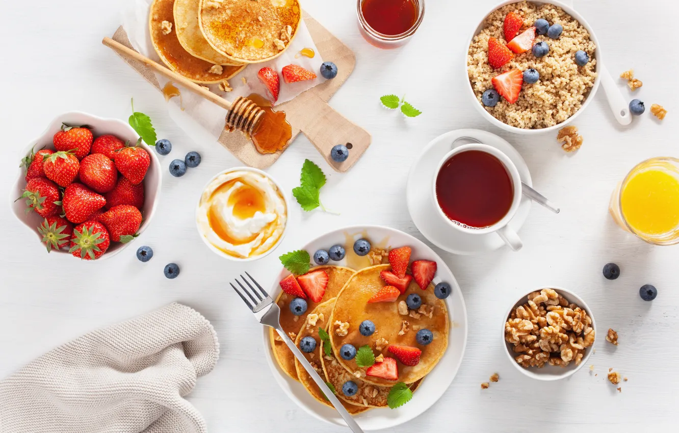 Фото обои ягоды, чай, завтрак, черника, клубника, сок, блины