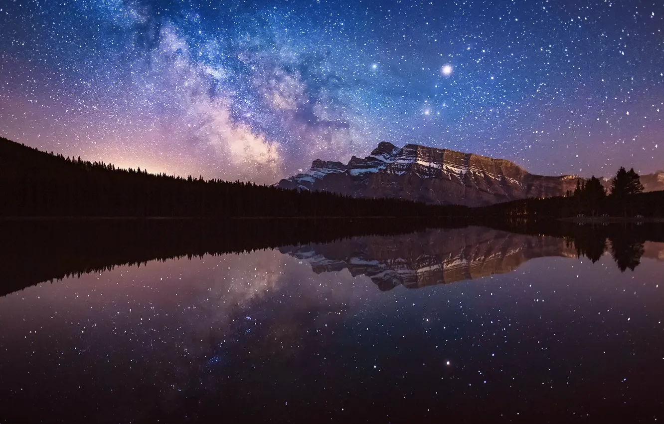 Фото обои небо, вода, звезды, отражения, ночь, гора, млечный путь