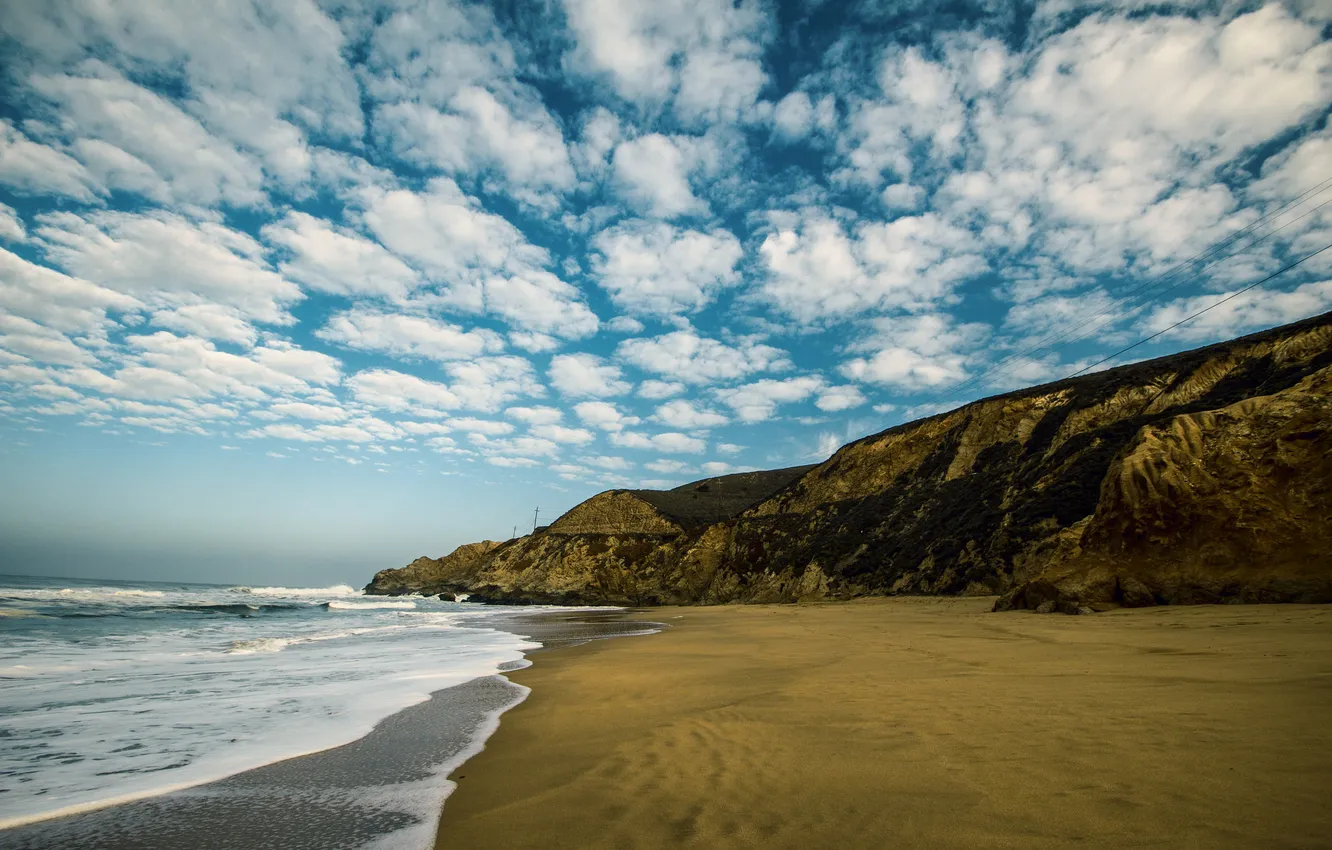 Фото обои песок, море, небо, облака, горы, берег