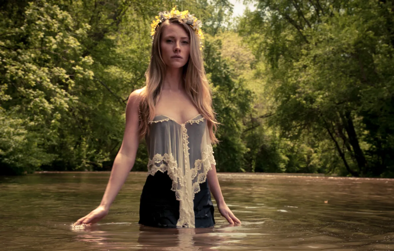 Фото обои девушка, река, венок