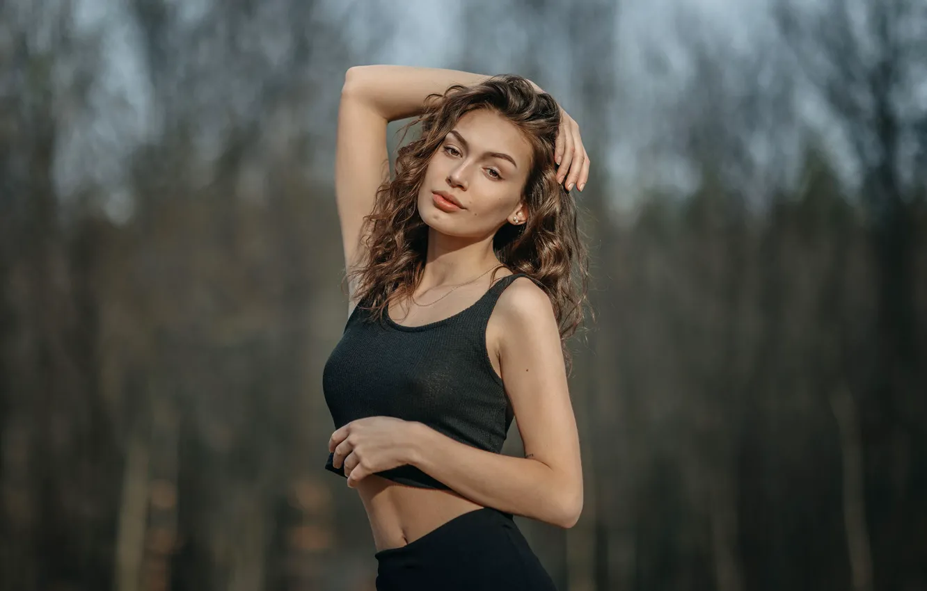 Фото обои взгляд, девушка, природа, поза, фото, волосы, фигура, топ