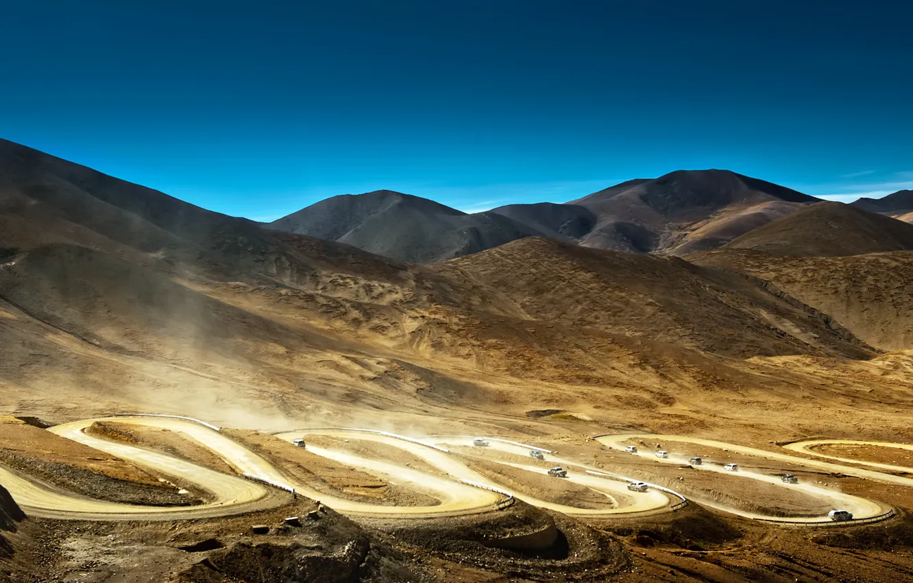 Фото обои дорога, горы, машины, китай, пыль, china, тибет, tibet
