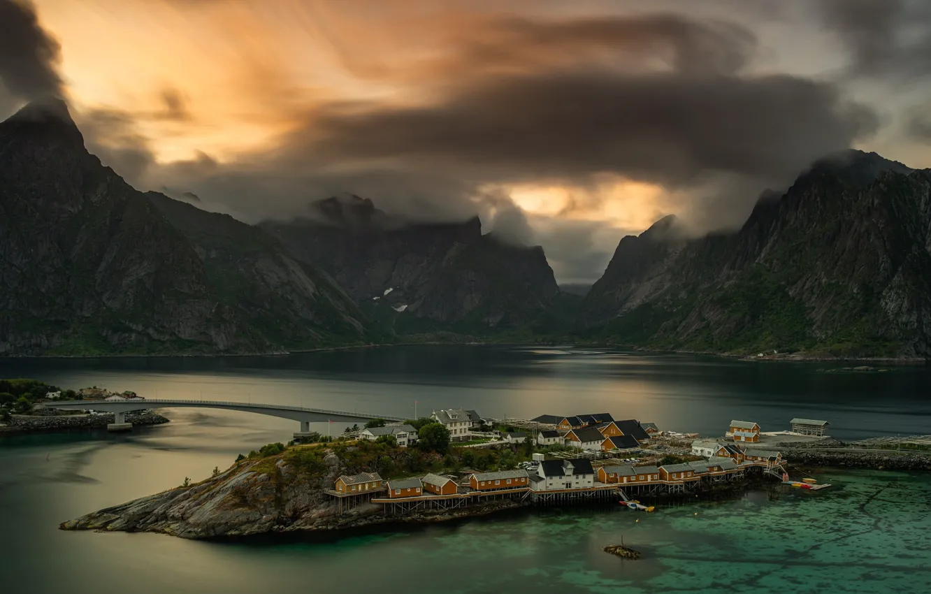 Фото обои море, пейзаж, горы, тучи, природа, скалы, дома, Норвегия