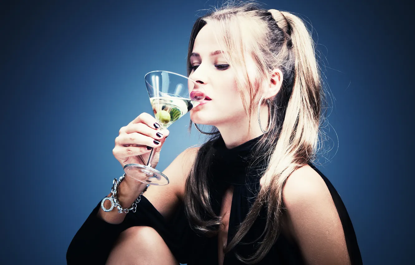 Фото обои girl, party, club, beautiful, lady, women, drink, martini