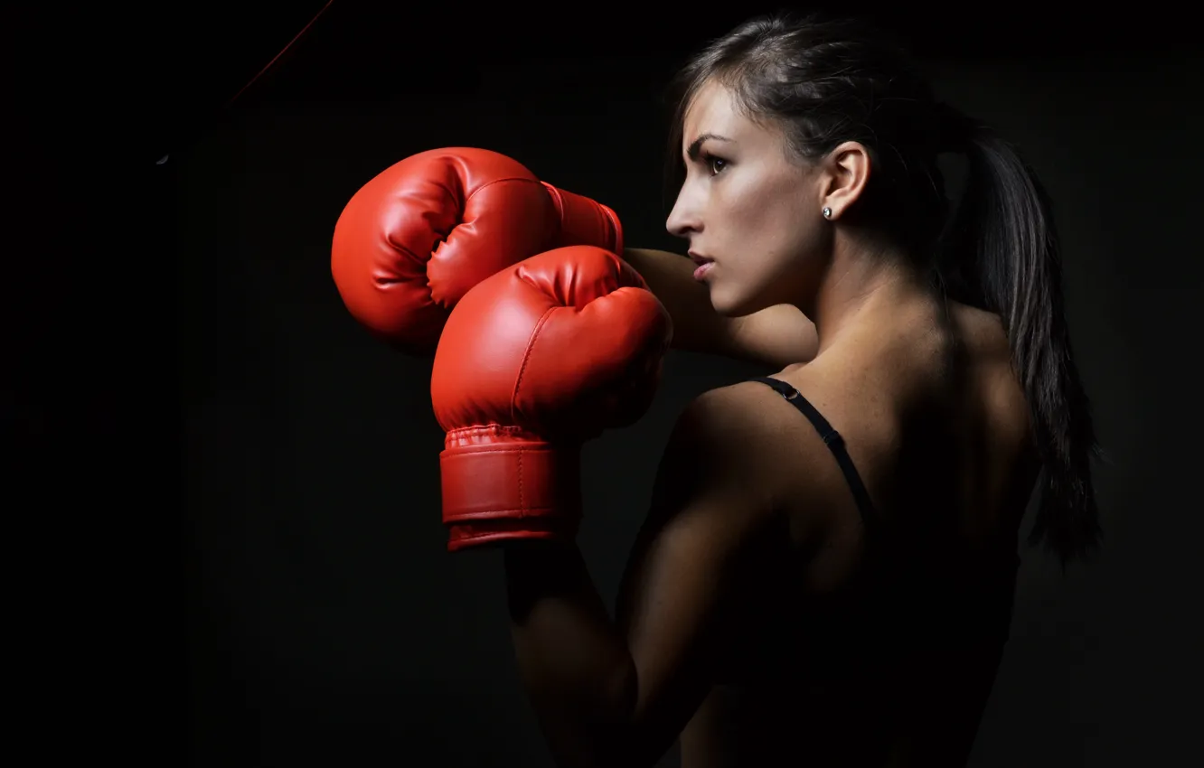 Фото обои red, boxing gloves, Boxing woman defensive pose