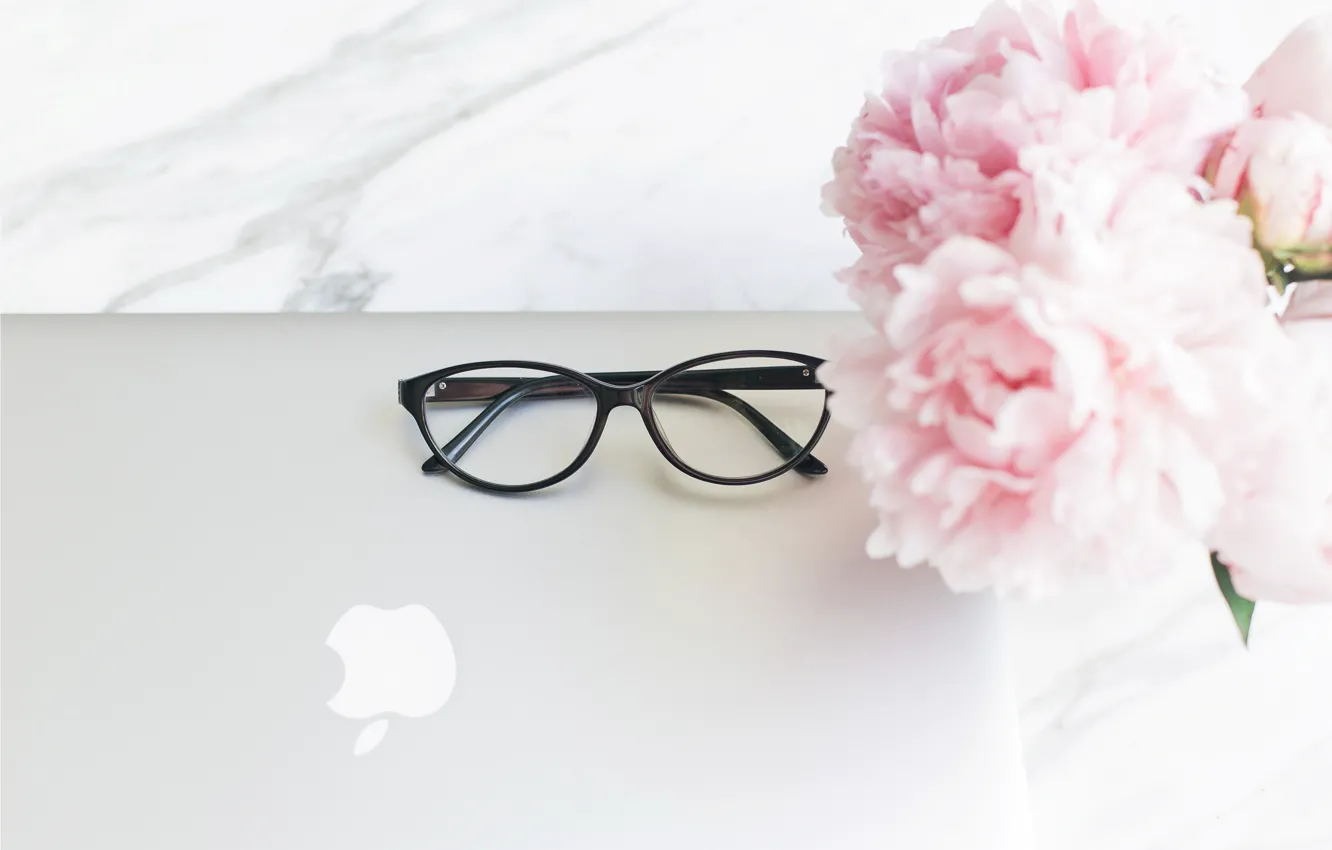 Фото обои цветы, apple, букет, очки, ноутбук, мрамор, pink, flowers