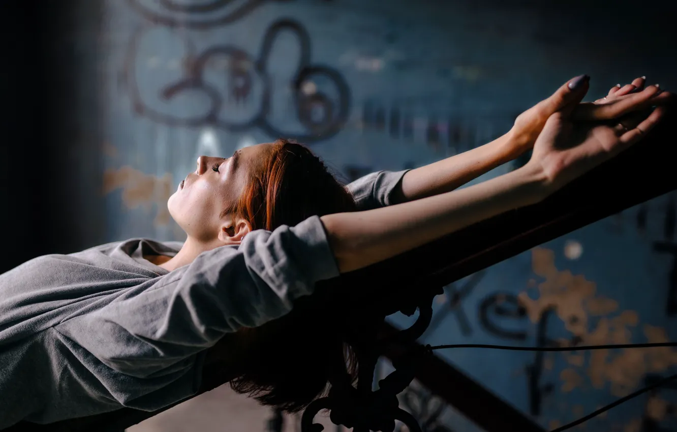 Фото обои девушка, перила, лежит, Никита Ильичёв