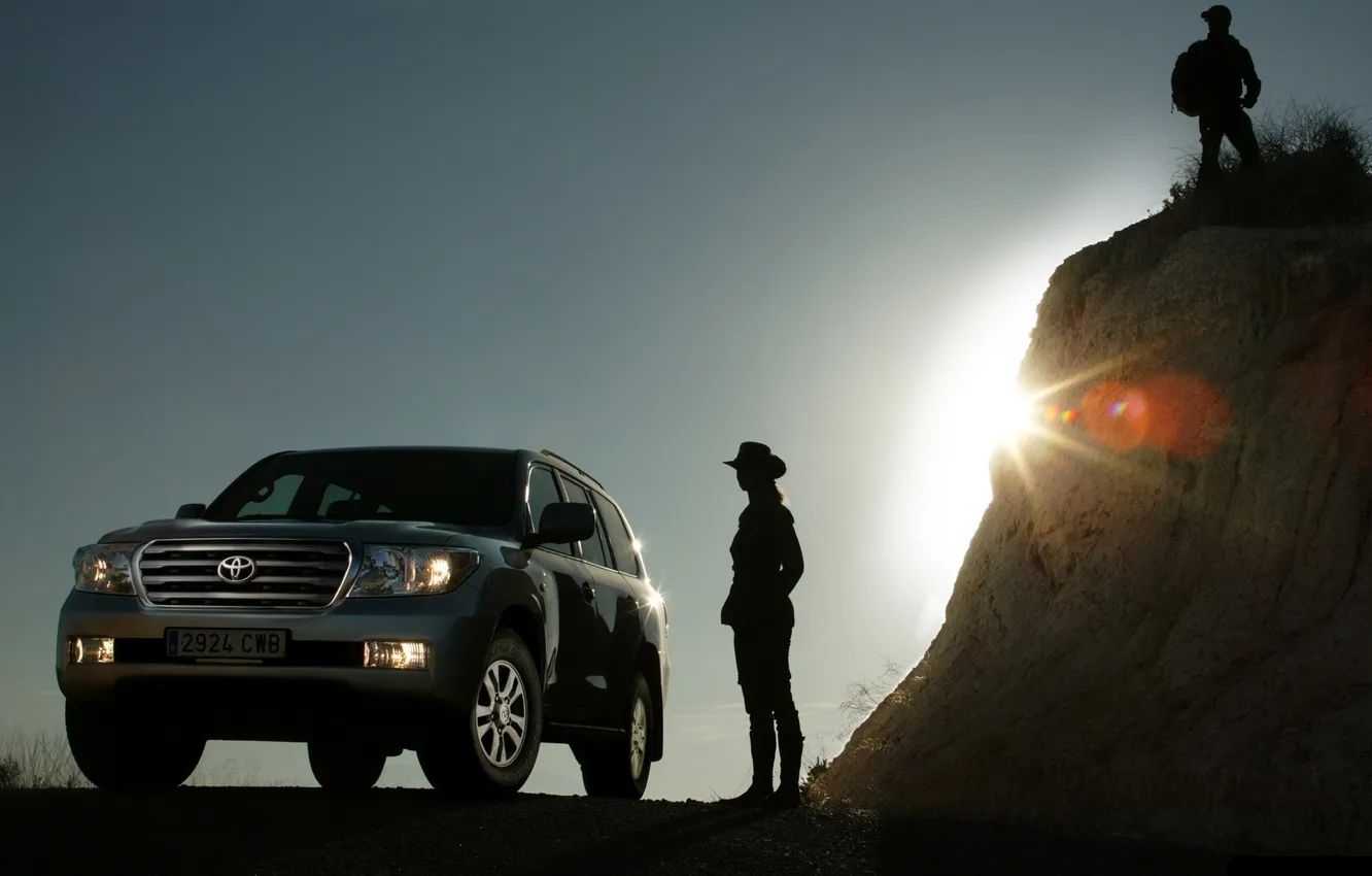 Фото обои девушка, контур, холм, джип, внедорожник, парень, Toyota, передок