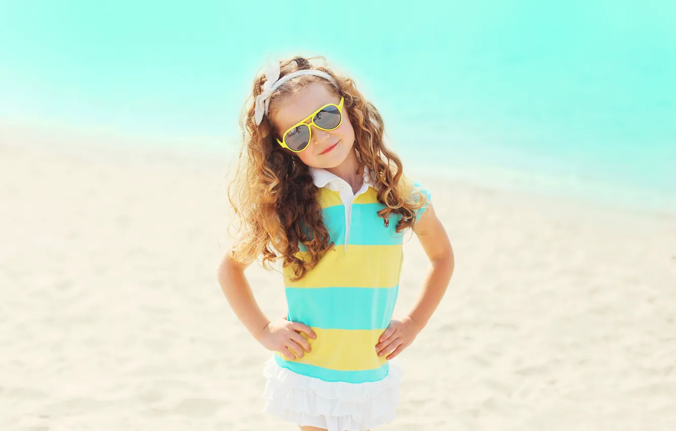 Фото обои море, солнце, платье, очки, девочка
