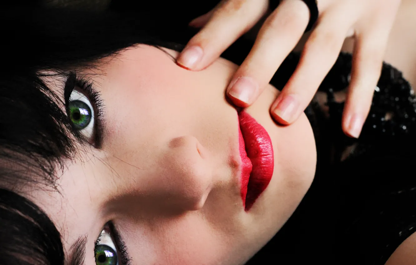 Фото обои девушка, волосы, рука, макияж, черные, зеленые глаза, красные губы